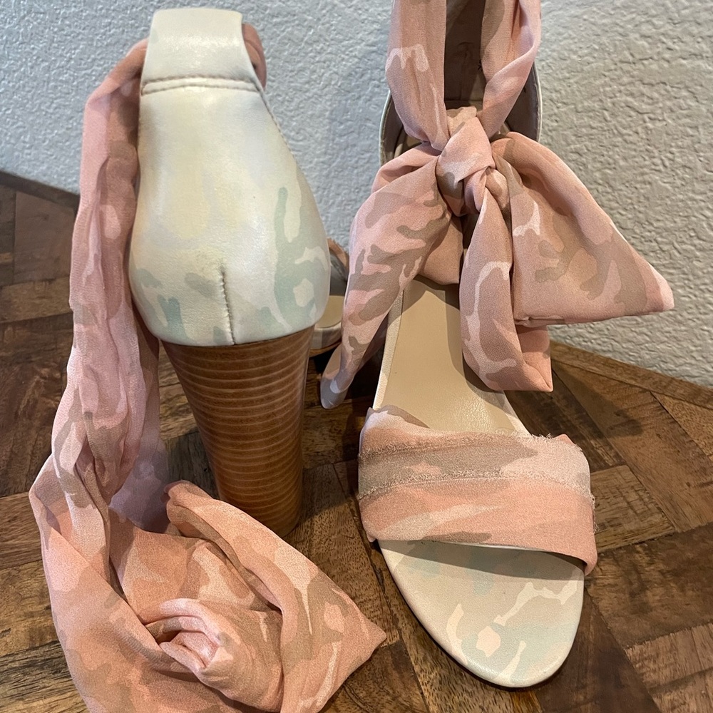 Super cute Pink Camo Nicole Miller sandals.
